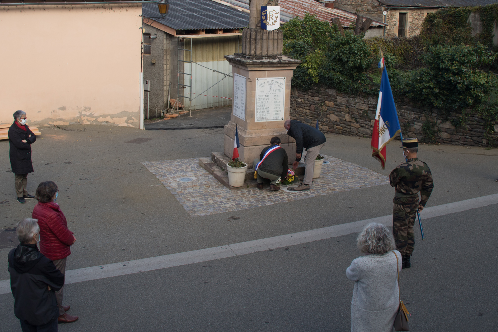 Dépose de gerbe devant le monument aux morts (crédit : Pierre Castan)